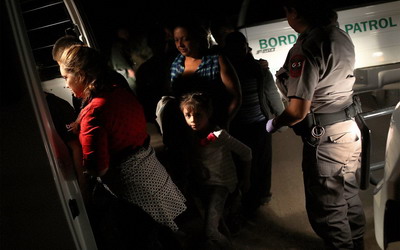 Banyak Dikecam, Trump Akhiri Pemisahan Anak dan Orang Tua Imigran