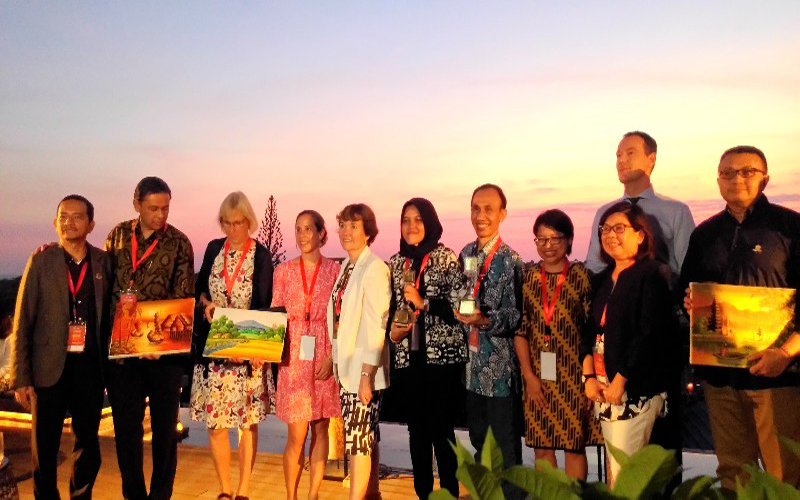 Penghargaan untuk Peneliti Pada Acara 1st ASEAN Public Relations Regional Conference