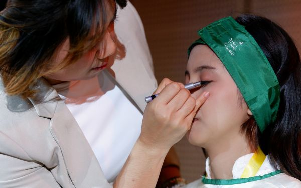 Tip Makeup Sariayu di Karantina Wajah Femina 2025