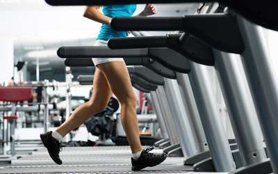 7 Cara Efektif Bakar Kalori di Treadmill