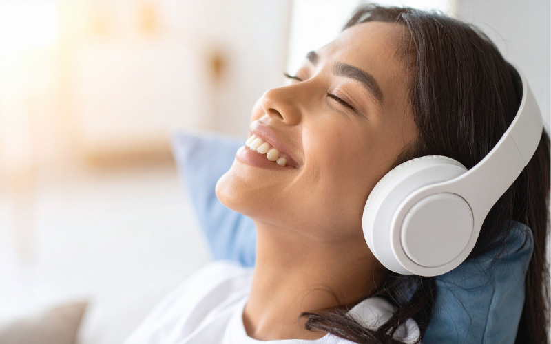 10 Lagu Cinta Tahun Ini yang On Repeat Banget