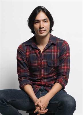 Mengejar Cinta ala Abimana Aryasatya