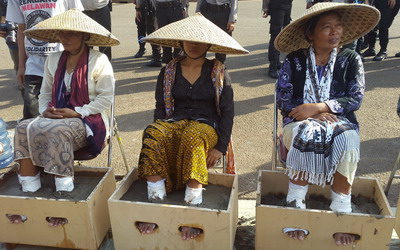 9 Petani Wanita Menyemen Kaki agar Pemerintah Menghentikan Pembangunan Pabrik Semen