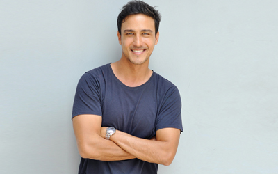 Liburan Seru Hamish Daud di Film Spy In Love