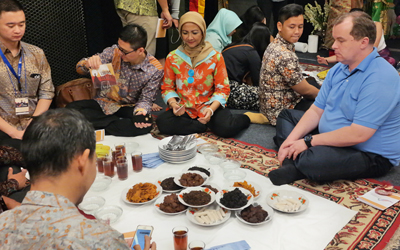 Sensasi Bersantap Bajamba, Tradisi Leluhur Minang   