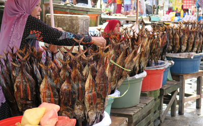 Berburu Ikan Asap di Ambon 