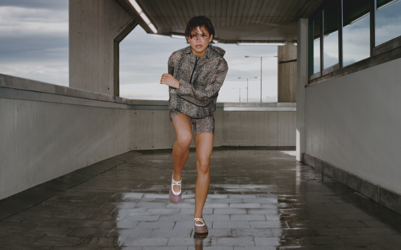 5 Alasan Kolaborasi Kedua Zendaya dan On Layak Masuk Wishlist Kamu