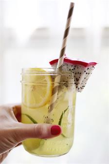 Bahaya Potongan Buah pada Air Minum