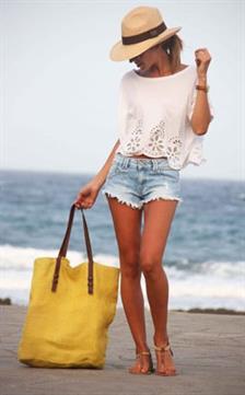 6 Item Pantai Wajib Punya