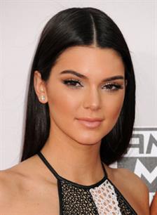 Kendall Jenner 'Diadopsi' Karl Lagerfeld