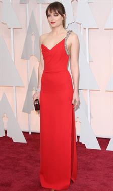6 Inspirasi Gaun Bridesmaid ala Dakota Johnson