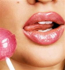 Trik Agar Bibir Tampak Seksi
