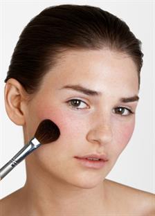 Pakai Blush On Sesuai Bentuk Wajah