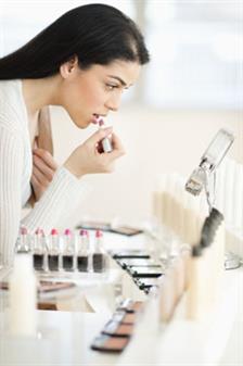 5 Tips Bikin Lipstick Tahan Lama