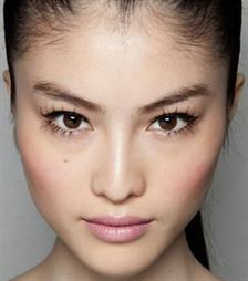 How to: Apply False Eyelashes