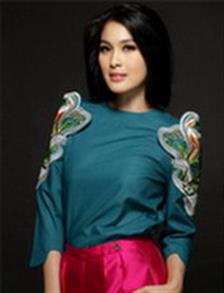 Pose Cantik Sandra Dewi