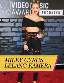 Miley Cyrus Lelang Kamera
