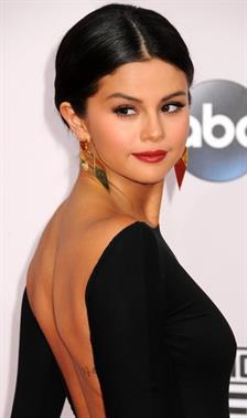 Selena Gomez Tampil Topless
