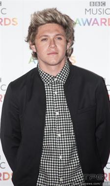 Niall Horan Ganti Pacar Tiap Bulan
