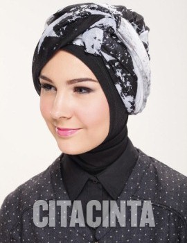 Padu Padan Outfit Hitam dengan Hijab Bercorak