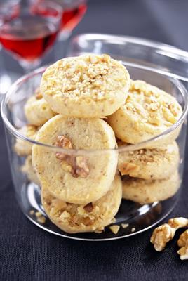 <b>1. Batasi Makan Kue Kering<br></b>Kastengel, nastar, sagon keju... ah... mendengar nama-namanya saja sudah bikin lapar. Apalagi jika kastengel yang ada di stoples rumah Anda memang jempolan (crunchy dengan porsi keju baik hati!). <br>&nbsp;&nbsp;&nbsp; Tapi tahu nggak, sih, kalau sebatang mungil kastengel itu setidaknya mengandung 45 kalori? Sementara nastar mengandung 75 kalori? Sekali duduk makan 10 buah = nasi putih dua centong penuh. Nah!<br>