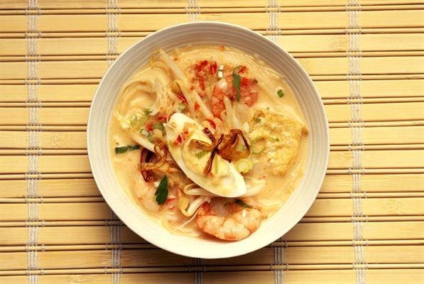 <b>2. Kurangi Makanan Bersantan</b><br>Lebaran tanpa makan lontong sayur pasti kurang berkesan. Sebagai makanan yang didominasi santan, sebenarnya, nih, sulit dicerna. Seporsi lontong sayur (lengkap dengan suwiran ayam dan sayurannya) mengandung sekitar 389 kalori. &nbsp;&nbsp;&nbsp; <br>&nbsp;&nbsp;&nbsp; Jadi, kalau keliling beberapa rumah saat Lebaran, pastikan hanya makan seperlima porsi, atau batasi hanya di satu rumah makannya, ya....<br><br>