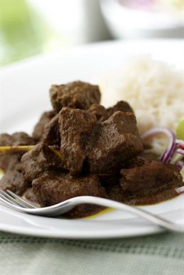 <b>3. Kurangi Juga Makan Rendang<br></b>Rendang super empuk dengan bumbu nan harum? CC juga nggak bisa nolak, sih! Tapi karena mengandung santan (dan daging sapi), rendang termasuk makanan yang membuat pencernaan kita harus bekerja keras.<br>&nbsp;&nbsp;&nbsp; Karena itu, pastikan dalam sehari kita juga mengonsumsi buah dan sayuran yang cukup. Olahraga alias banyak gerak juga, deh, soalnya seporsi rendang senilai 349 kalori, nggak termasuk nasi. Mmm... makan rendang tanpa nasi atau ketupat, memang bisa?<br>