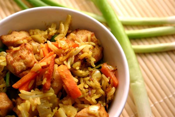 <b>4. Jangan Asal Modifikasi</b><br>Pada Lebaran ketiga, biasanya makanan sudah tinggal sedikit, dan kita mulai bosan makan yang itu-itu saja. Jadilah kita memodifikasi makanan yang tersisa. Nasi putih dimasak dengan bumbu rendang dan suwiran daging rendang plus sambal goreng hati dan sisa lontong sayur = nasi goreng ala-ala!<br>&nbsp;&nbsp;&nbsp; Enak? Tentu. Tapi... banyak banget kalorinya! Seporsi sambal goreng hati = 200 kalori. Nasi goreng biasa saja 285 kalori. Apalagi makanan ini sudah dipanaskan berkali-kali. Nutrisinya pun sudah menguap.<br>&nbsp;&nbsp;&nbsp; Kecuali Anda membakarnya dengan berjam-jam olahraga, kalau bosan hidangan Lebaran, bagaimana kalau makan salad atau setengah gado-gado saja (1 porsi gado-gado = 295 kalori)? <br>