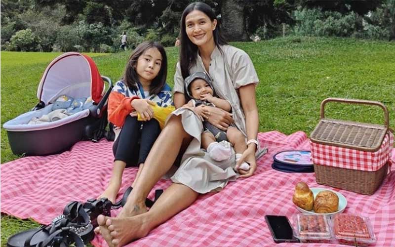 Advina menjalani peran barunya sebagai ibu muda penuh gaya
