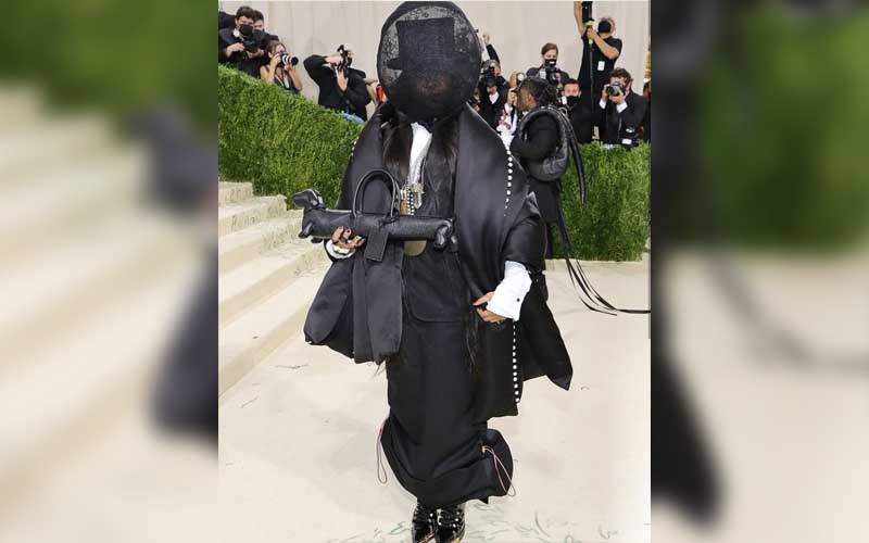 Erykah Badu mengenakan Thom Browne