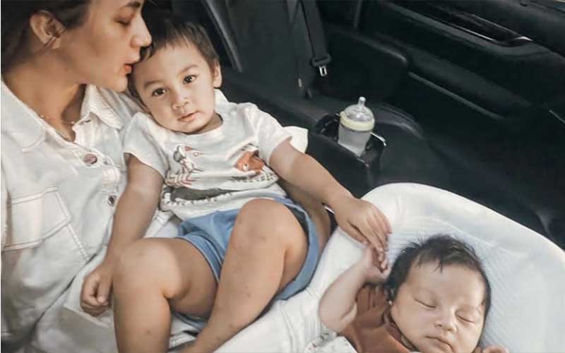 Sosok supermodel Paula Verhoeven bersama kedua putranya, Kiano dan Kenzo