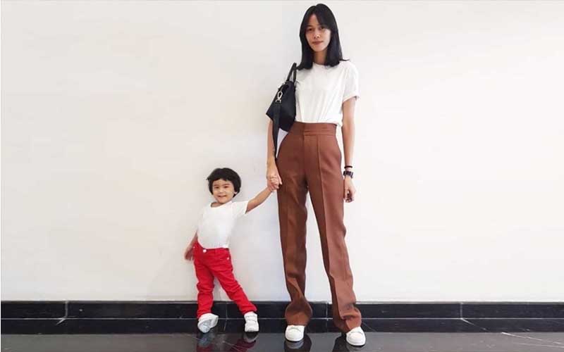 sosok supermodel Reti Ragil bersama putri tunggalnya, Gendis