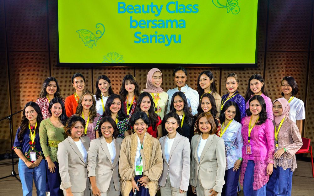 Kelas makeup SariAyu Martha Tilaar berlangsung seru, peserta Wajah Femina 2025 praktik langsung koleksi Dear Mahameru