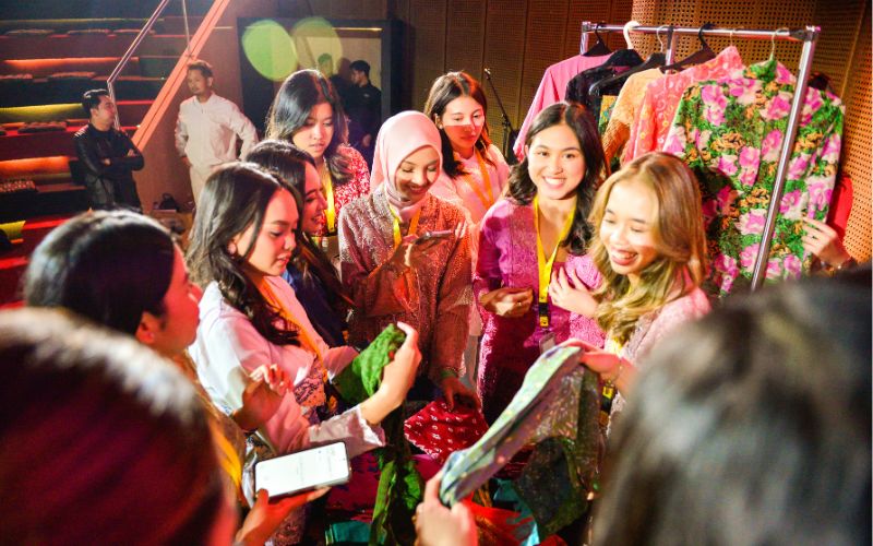 Finalis Wajah Femina 2025 antusias dengan kebaya modern, vintage, kontemporer, stylish, kutubaru, kain, dan paduan kebaya dengan denim.