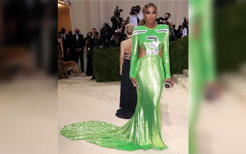 Ciara mengenakan Peter Dundas