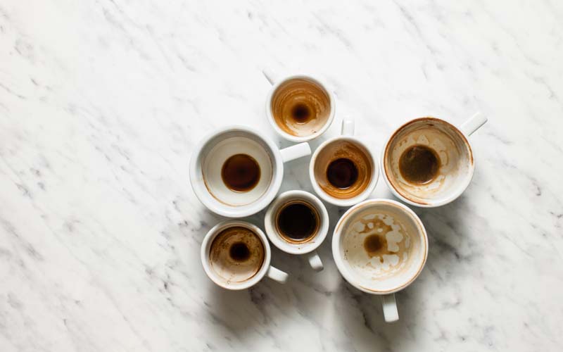 membersihkan noda kopi