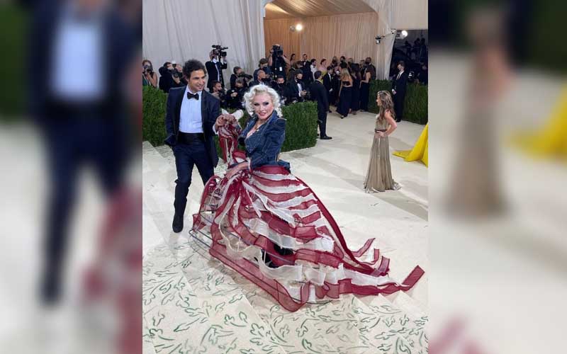 Debbie Harry mengenakan Zac Posen
