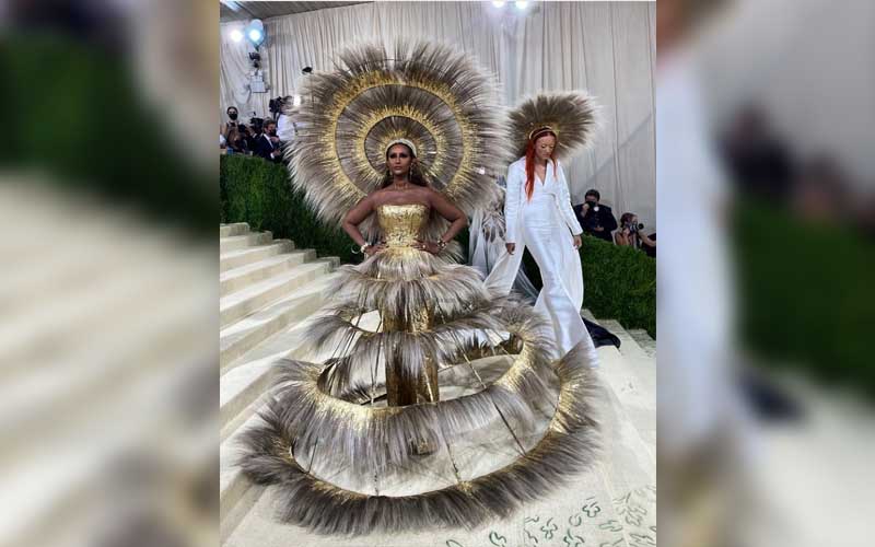 Iman Abdulmajid mengenakan Harris Reed