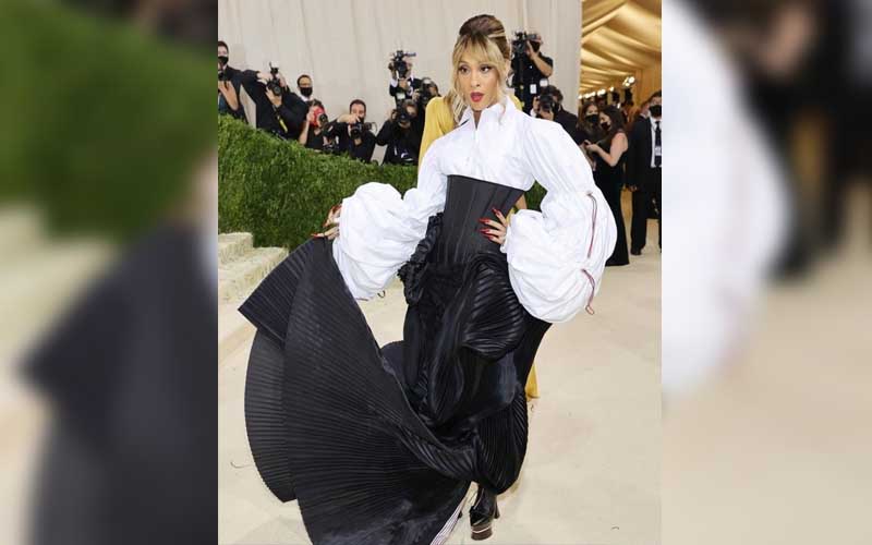 MJ Rodriguez mengenakan Thom Browne