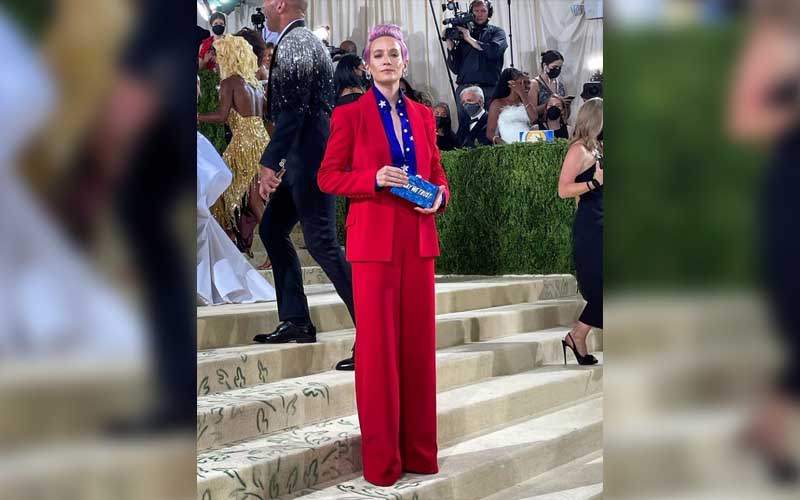 Megan Rapinoe mengenakan Sergio Hudson