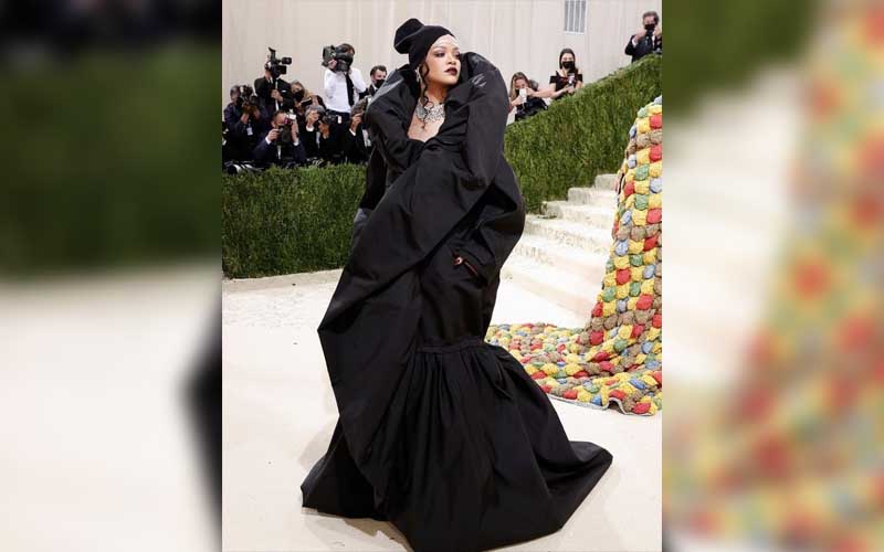 Rihanna mengenakan Balenciaga