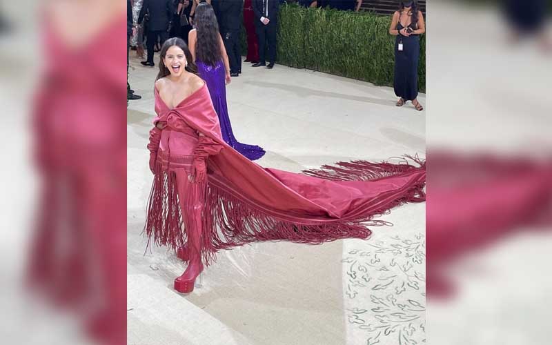 Rosalia mengenakan Rick Owens